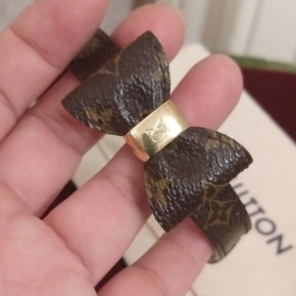 Louis Vuitton Monogram Bow Bracelet - Picture 2 of 12
